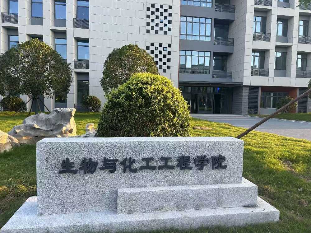 定日县扬州职业大学体育场高杆灯项目